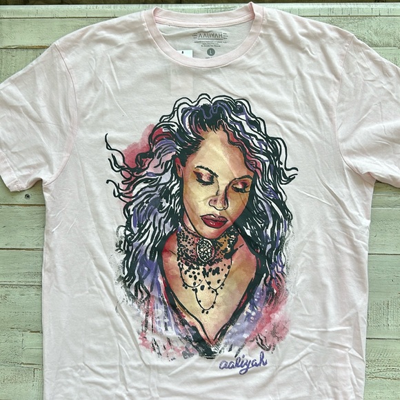 Aaliyah T-shirt NWT - Picture 1 of 3